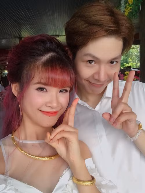 Khởi My và Kelvin Khánh được gia đình trao kiềng và vòng tay bằng vàng trong lễ hỏi hồi tháng 4/2017. Ảnh: Yan.