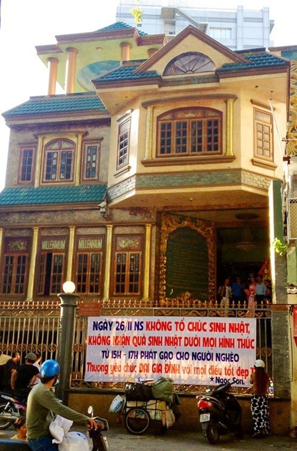 Danh ca Ngọc Sơn cũng bán đi 3 căn nhà và thêm 1.000 cây vàng để sở hữu biệt thự hơn 100 tỷ đồng ngay tại mặt tiền đường khu trung tâm TP.HCM. Ảnh: NSCC.