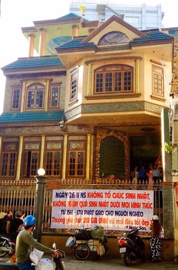 Danh ca Ngọc Sơn cũng bán đi 3 căn nhà và thêm 1.000 cây vàng để sở hữu biệt thự hơn 100 tỷ đồng ngay tại mặt tiền đường khu trung tâm TP.HCM. Ảnh: NSCC.