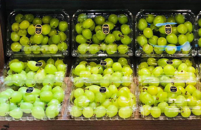 Nho rụng rời rạc 1 triệu/kg, dân tình vẫn tranh nhau mua có gì đặc biệt? Nho rung roi rac 1 trieu/kg, dan tinh van tranh nhau mua co gi dac biet?