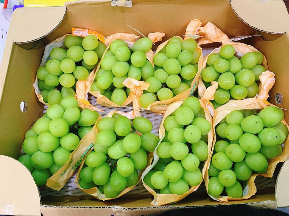 Chị Khánh Huyền (Tây Hồ, Hà Nội) cho biết phải hỏi tới 2 lần mới mua được nho mẫu đơn rụng. Theo chị Huyền, mặt hàng này không có nhiều nên cửa hàng không nhận đặt trước. Khi có thì thông báo trên fanpage, khách nhanh tay thì đặt được.