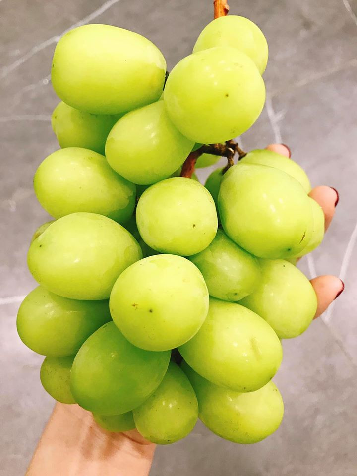 Tuy nhiên, mua nho rụng không dễ. Hội bạn cô Nhung còn lập nhóm săn mua nho rụng. Người nào thấy ở đâu có bán thì đặt cho cả nhóm. Nguồn ảnh: Facebook.