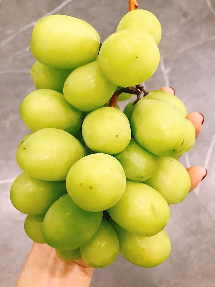 Tuy nhiên, mua nho rụng không dễ. Hội bạn cô Nhung còn lập nhóm săn mua nho rụng. Người nào thấy ở đâu có bán thì đặt cho cả nhóm. Nguồn ảnh: Facebook.