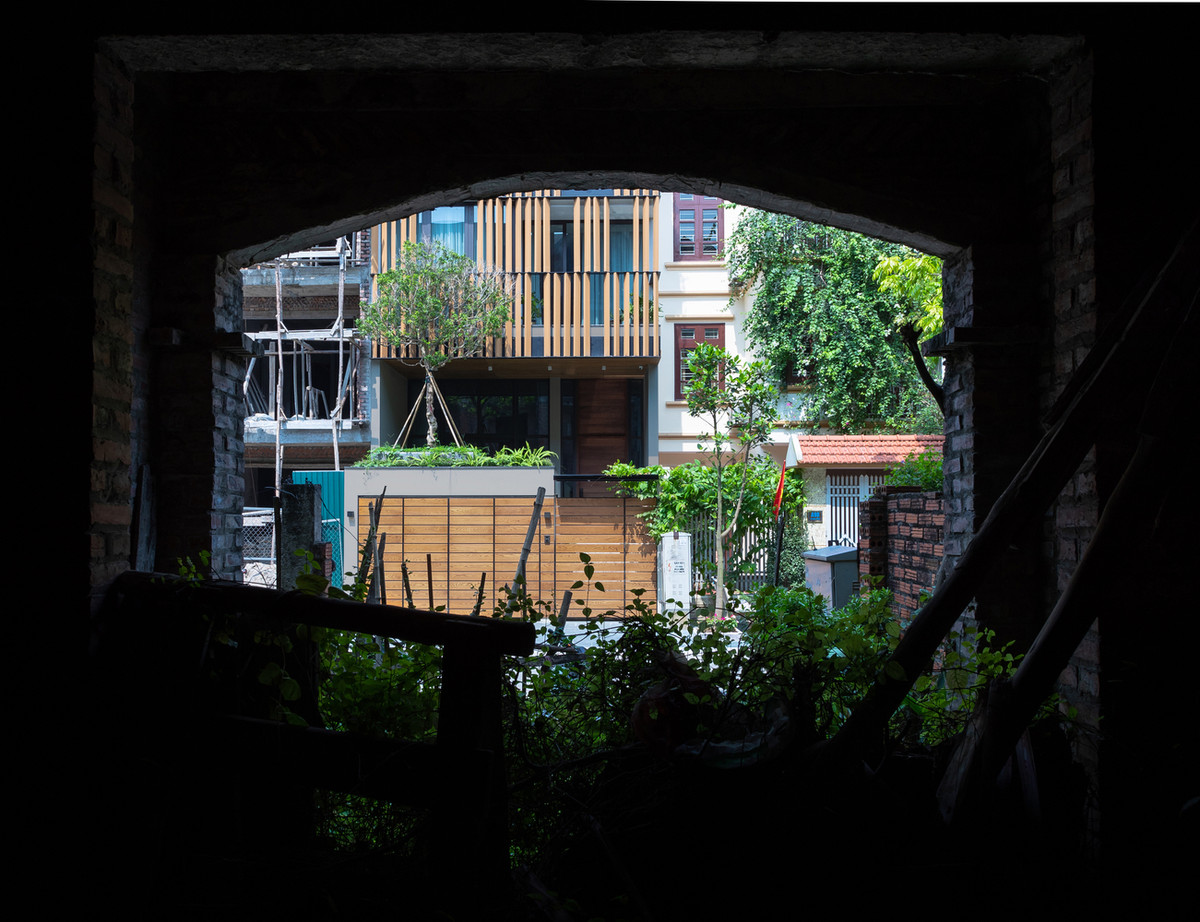 Giải pháp cải tạo được đưa ra là ưu tiên mở tối đa 2 mặt thoáng, đảm bảo chiếu sáng và thông gió cho ngôi nhà.