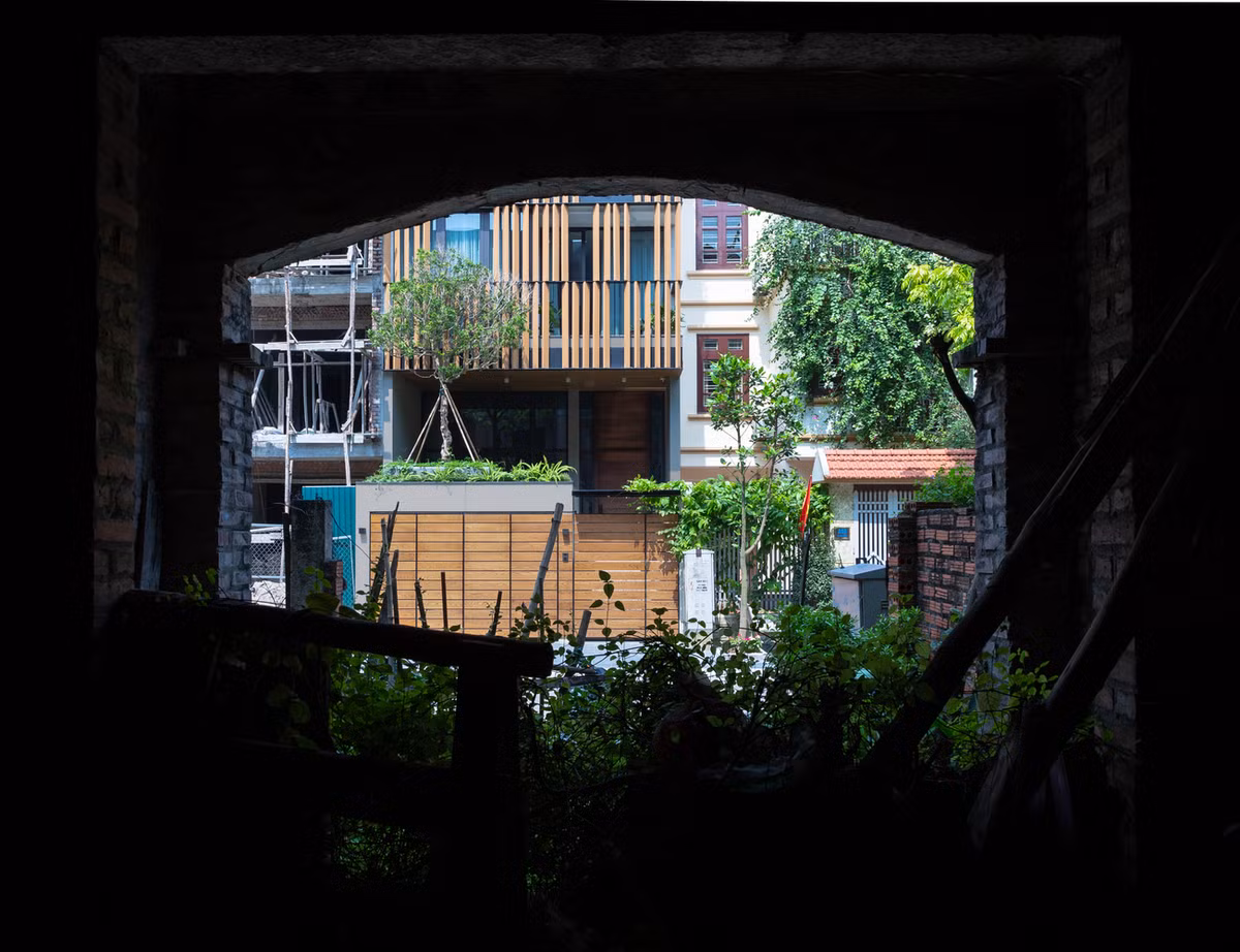 Giải pháp cải tạo được đưa ra là ưu tiên mở tối đa 2 mặt thoáng, đảm bảo chiếu sáng và thông gió cho ngôi nhà.