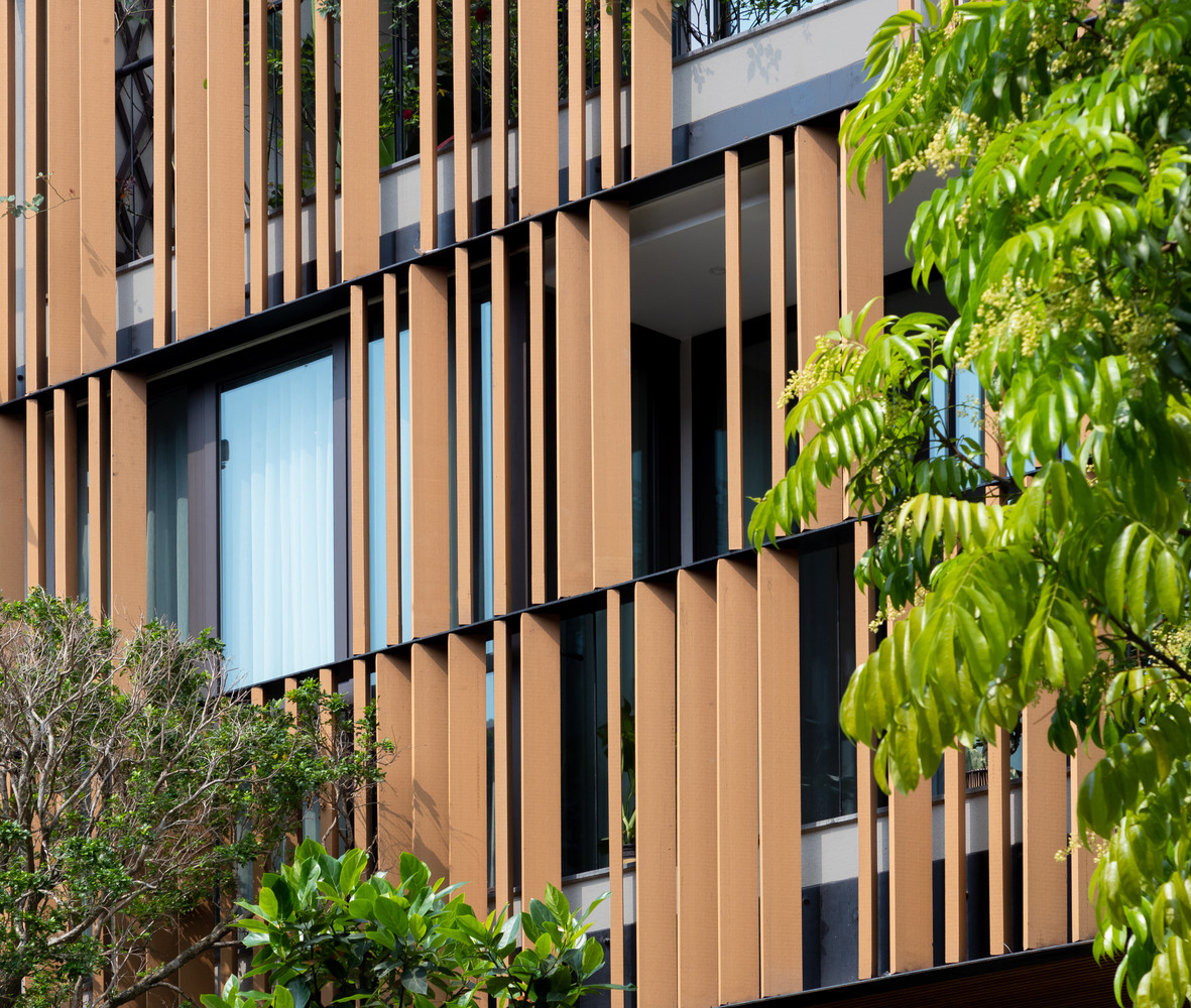 Căn nhà ở Long Biên (Hà Nội) ban đầu có mặt tiền hướng Tây, 2 mặt tiếp cận ánh sáng, gió tự nhiên ở phía trước và phía sau.