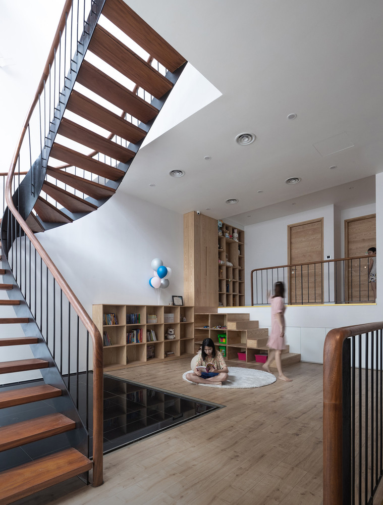 Cấu trúc không gian cơ bản của một ngôi nhà ống bình thường ở dạng: một cầu thang đóng vai trò là trục giao thông chính, phân bổ đều không gian phía trước và phía sau.