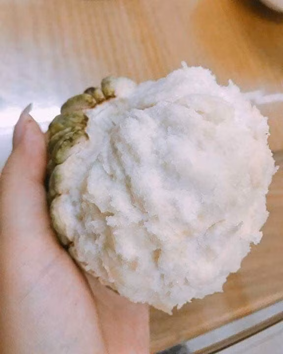 Trong khi đó, na ngâm hóa chất để chín ép, rất nhạt, ăn bị sượng và không có mùi vị đặc trưng của na.