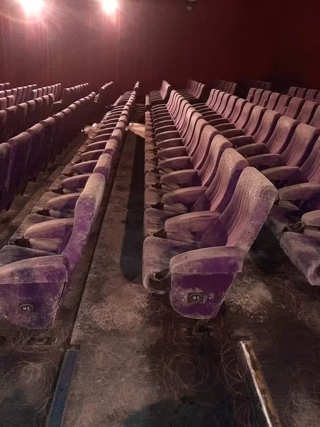 Sàn nhà ở trong rạp chiếu phim phủ đầy bụi. Nguồn ảnh: DailyMail.