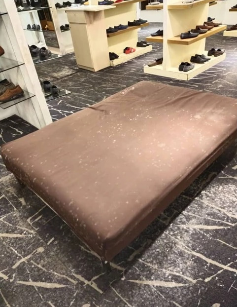 Chưa rõ nguyên nhân vì sao nấm mốc có thể xuất hiện tràn lan khắp cửa hàng, song nhiều người cho rằng do độ ẩm tích tụ trong không khí suốt 2 tháng khi trung tâm thương mại tắt máy điều hòa.