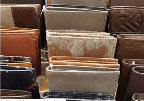 Điều khiến dân mạng tiếc nuối nhất là những phụ kiện này có giá trị khá đắt đỏ, riêng một chiếc túi da đã có giá lên tới 679 MYR (khoảng 3,6 triệu đồng).