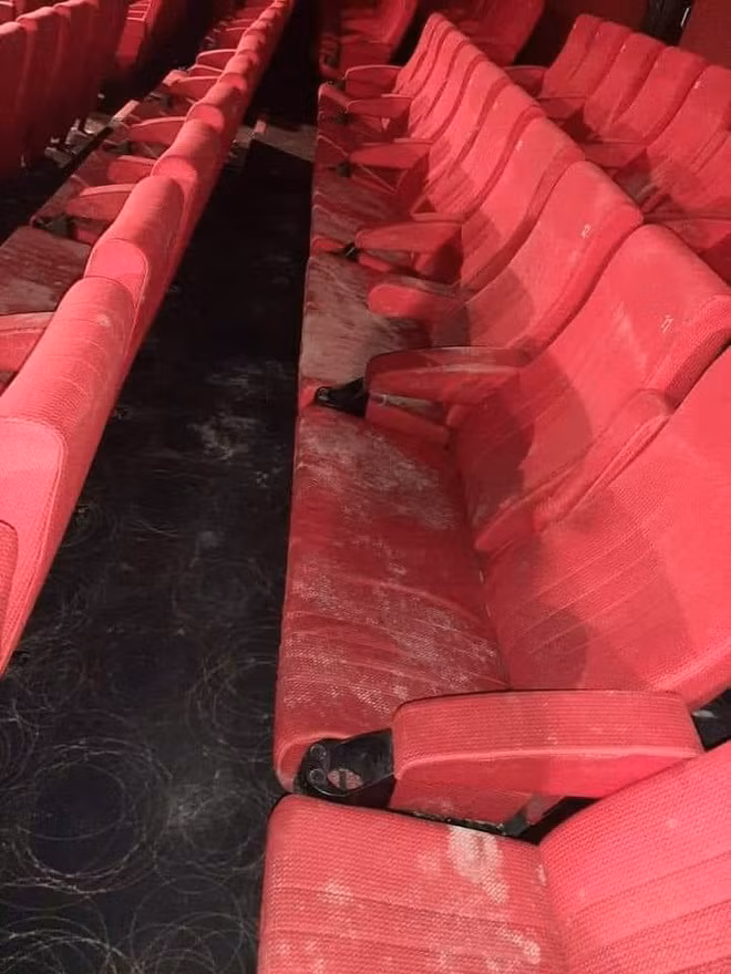 Không chỉ túi xách, giày dép mốc, mới đây cư dân mạng cũng ngỡ ngàng khi nhìn thấy hình ảnh "mốc meo" bên trong của một rạp hát ở Malaysia.