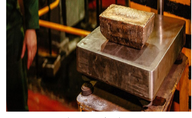 Ước tính, mỗi tấn quặng sản xuất khoảng 5 gam vàng.