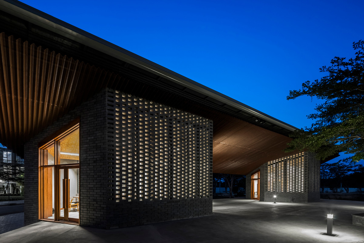 Đá ong còn được sử dụng để tạo ra bức tường mắt cáo cho phòng ăn kín và có máy lạnh.