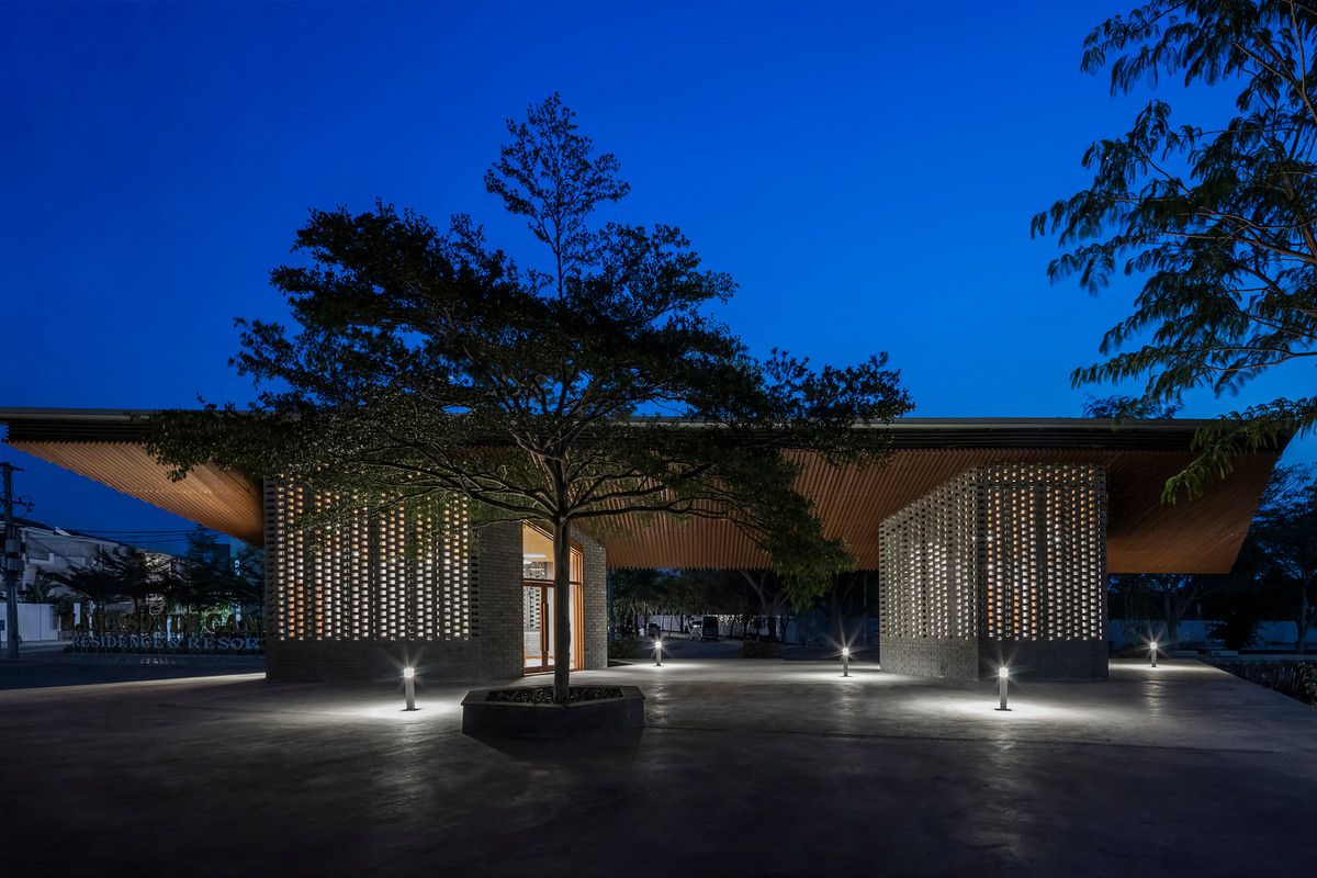 Vào ban đêm, bức tường đá ong đóng vai trò như một chiếc đèn lồng Trung Quốc khuếch tán màu sắc. Nguồn ảnh: Hiroyuki OKI.