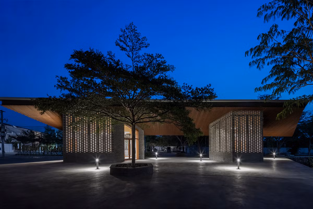 Vào ban đêm, bức tường đá ong đóng vai trò như một chiếc đèn lồng Trung Quốc khuếch tán màu sắc. Nguồn ảnh: Hiroyuki OKI.