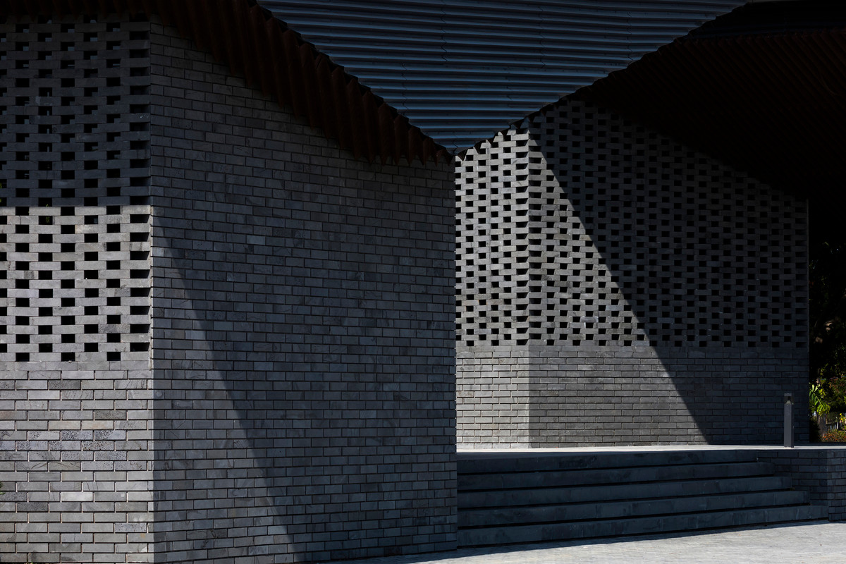 Thiết kế nhà hàng cũng sử dụng màu xám nhạt tương tự như phù sa làm nổi bật thảm thực vật xanh bão hòa của rừng ngập mặn.