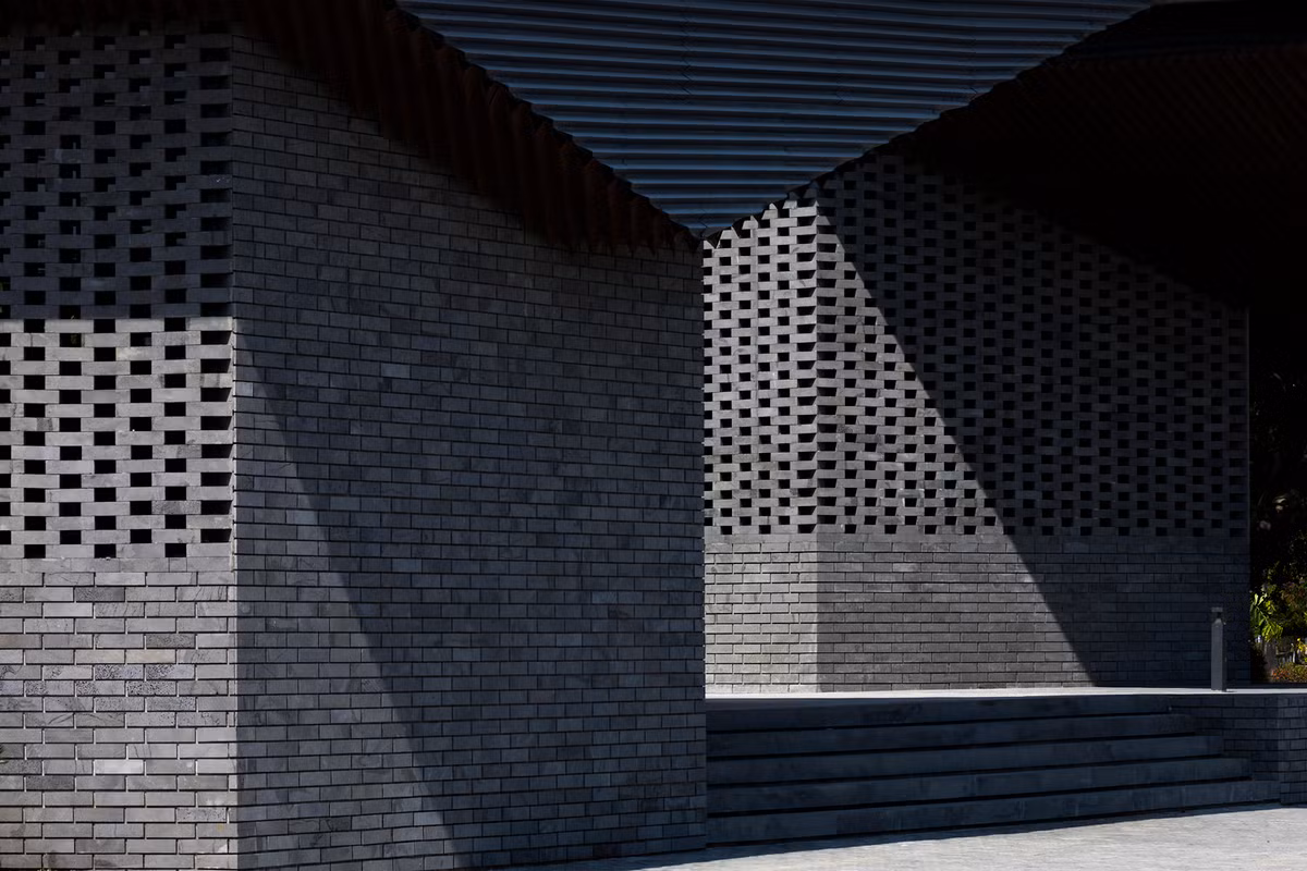 Thiết kế nhà hàng cũng sử dụng màu xám nhạt tương tự như phù sa làm nổi bật thảm thực vật xanh bão hòa của rừng ngập mặn.