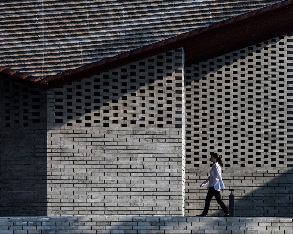 Màu sắc nhà hàng được lấy cảm hứng từ màu cát địa phương điển hình và rễ cây ngập mặn.