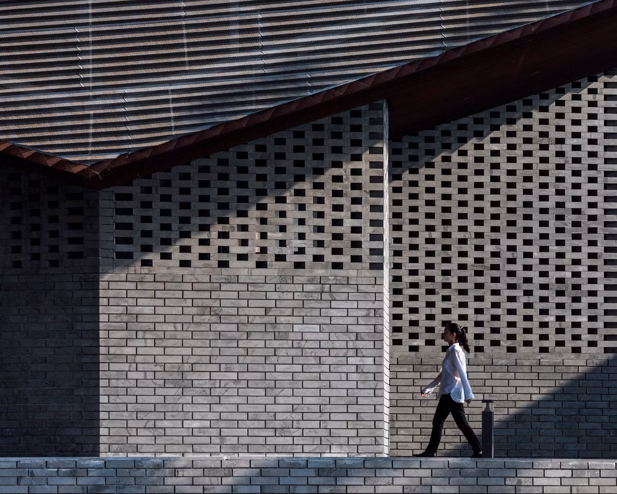 Màu sắc nhà hàng được lấy cảm hứng từ màu cát địa phương điển hình và rễ cây ngập mặn.