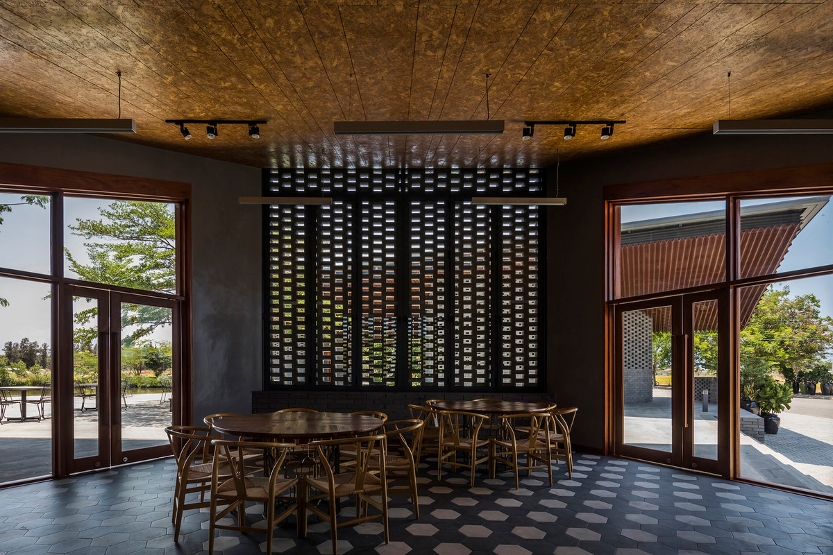 Để ngôi nhà đứng vững trên nền cát và bùn, các kiến trúc sư đã sử dụng đá ong nguyên khối để xây, nâng tầng trệt và thiết lập một trật tự kiến trúc mới.