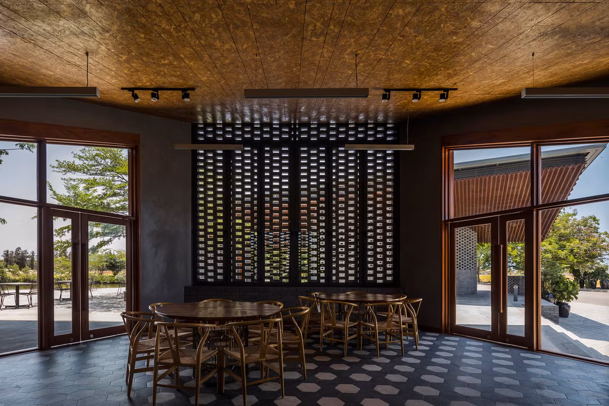 Để ngôi nhà đứng vững trên nền cát và bùn, các kiến trúc sư đã sử dụng đá ong nguyên khối để xây, nâng tầng trệt và thiết lập một trật tự kiến trúc mới.