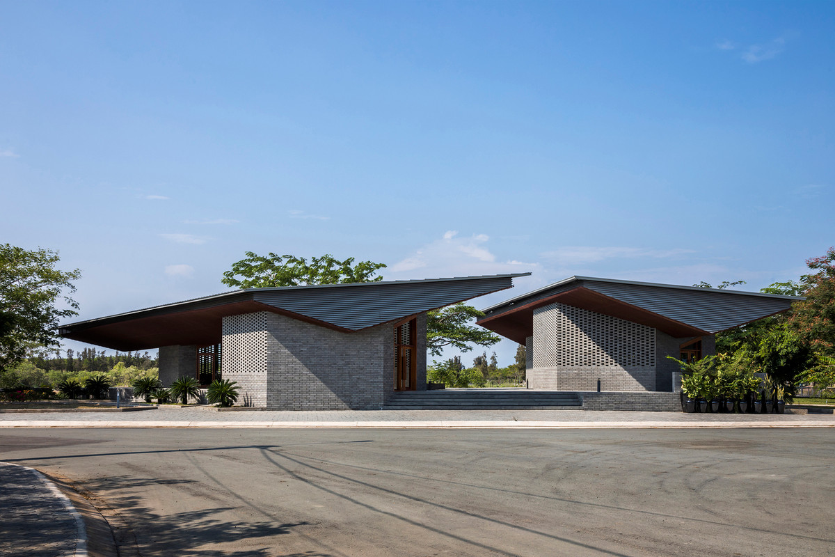 Nhà hàng được thiết kế như một không gian công cộng mở với 2 mái nhà hình chữ V.