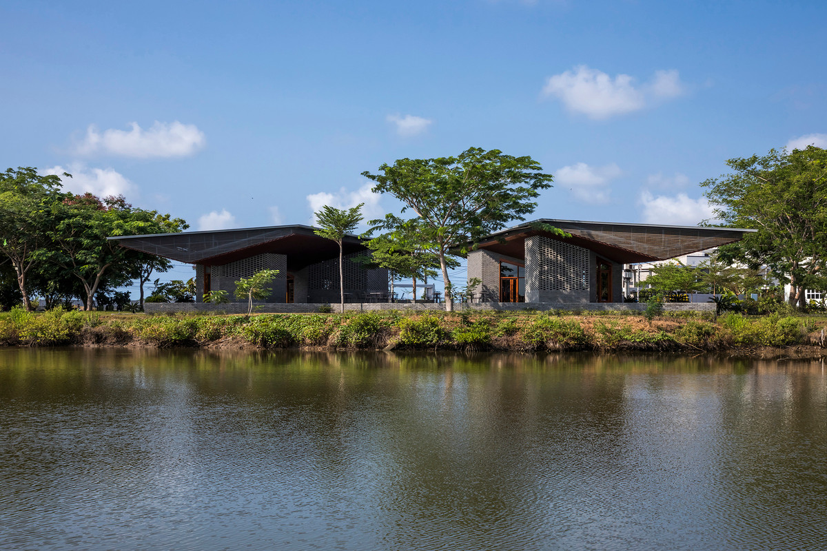 Đôi cánh tạo thành một khung hình chữ V hướng tầm nhìn về phía chân trời xa, nơi mặt trời mọc và nhìn ra hồ nước xanh tròn hấp dẫn ở phía trước.