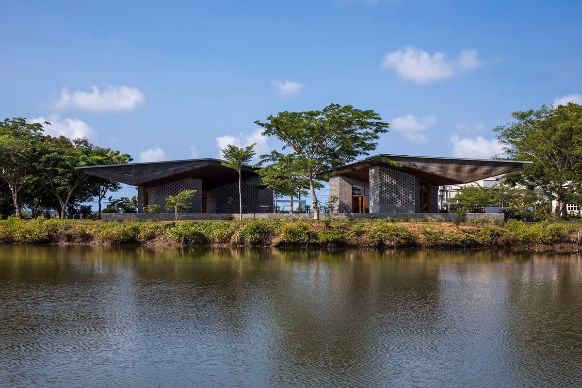 Đôi cánh tạo thành một khung hình chữ V hướng tầm nhìn về phía chân trời xa, nơi mặt trời mọc và nhìn ra hồ nước xanh tròn hấp dẫn ở phía trước.