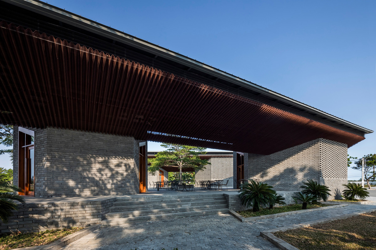 Mái nhà lớn này có chức năng như một khung hình bao tất cả cảnh quan xung quanh.