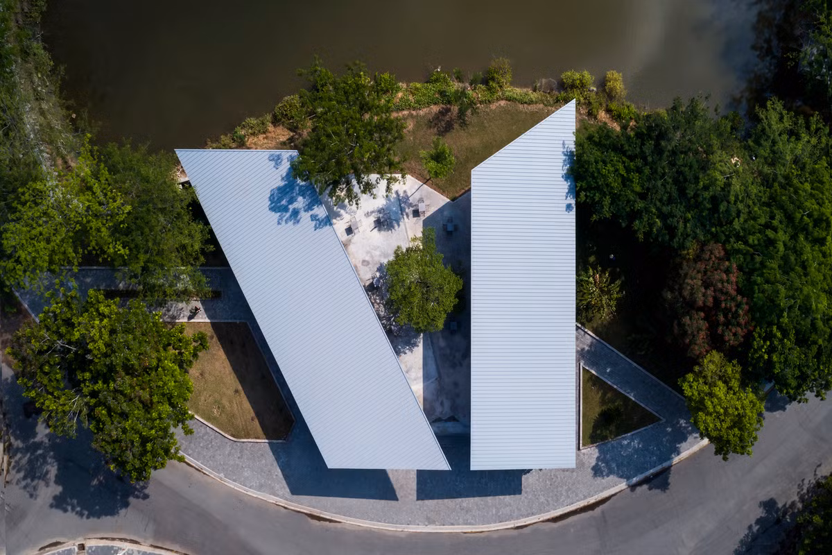 Nằm ở phía Nam TP HCM (không gian tự nhiên đã được UNESCO xếp vào một trong những Khu dự trữ sinh quyển quốc tế năm 2000), nhà hàng Cần Giờ được thiết kế giống như đôi cánh chim trải rộng trong rừng ngập mặn.