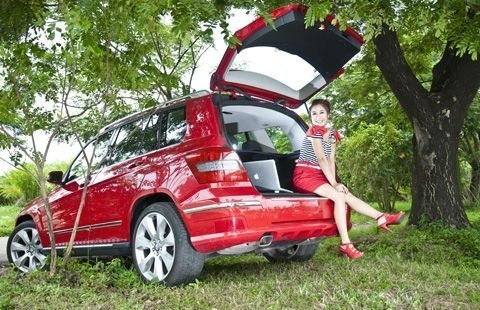 Không chỉ sở hữu nhà sang, Ốc Thanh Vân còn chịu chơi khi bỏ ra hơn 1,1 tỷ đồng sắm chiếc Mercedes C200 CGI màu đỏ đầu tiên tại Việt Nam.