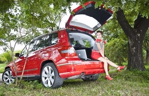 Không chỉ sở hữu nhà sang, Ốc Thanh Vân còn chịu chơi khi bỏ ra hơn 1,1 tỷ đồng sắm chiếc Mercedes C200 CGI màu đỏ đầu tiên tại Việt Nam.