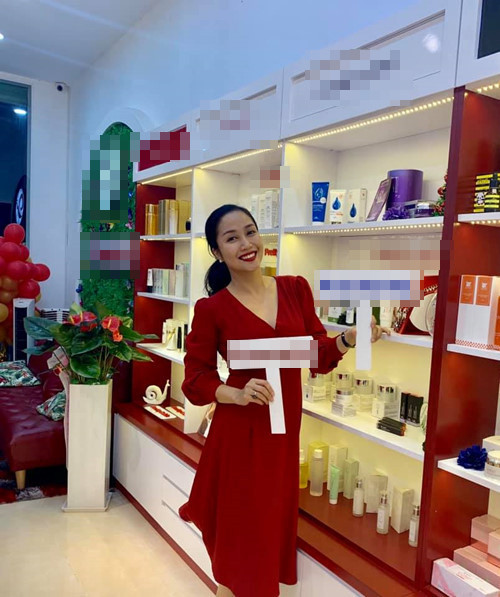 Ngoài hoạt động nghệ thuật, diễn viên Ốc Thanh Vân còn có nhiều cửa hàng làm đẹp tại TP.HCM. Trước đây, vợ chồng nữ MC còn kinh doanh nhà hàng.