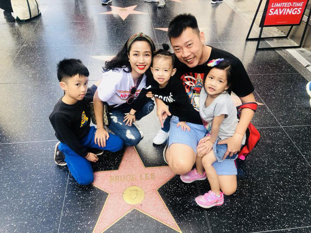 Trong chuyến du lịch Mỹ, cả nhà nữ diễn viên đã ghé thăm nhiều địa danh nổi tiếng như Đại lộ danh vọng ở Hollywood, hẻm núi Grand Canyon, công viên giải trí Disneyland...