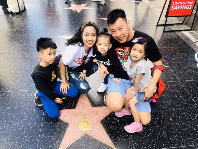 Trong chuyến du lịch Mỹ, cả nhà nữ diễn viên đã ghé thăm nhiều địa danh nổi tiếng như Đại lộ danh vọng ở Hollywood, hẻm núi Grand Canyon, công viên giải trí Disneyland...