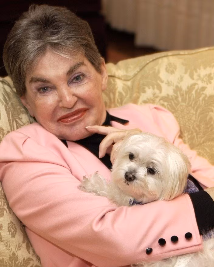 Khi sửa toà nhà Dunnellen Hall, hợp đồng tu sửa trị giá 3 triệu USD nhưng bà từ chối thanh toán một số khoản chi phí, trong đó có 88.000 USD cho một người thợ xây với lý do anh ta còn nợ bà khoản tiền hoa hồng vì đã cho anh ta công việc ở chuỗi khách sạn Helmsley. Ảnh: Getty.