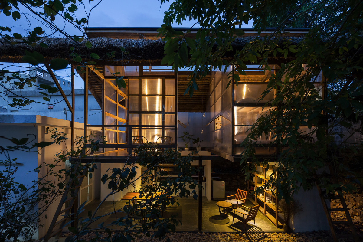 Chủ đề "kết nối" được thực hiện trong ngôi nhà bằng cách xen kẽ các khối và tạo khoảng trống để khuyến khích sự tương tác.