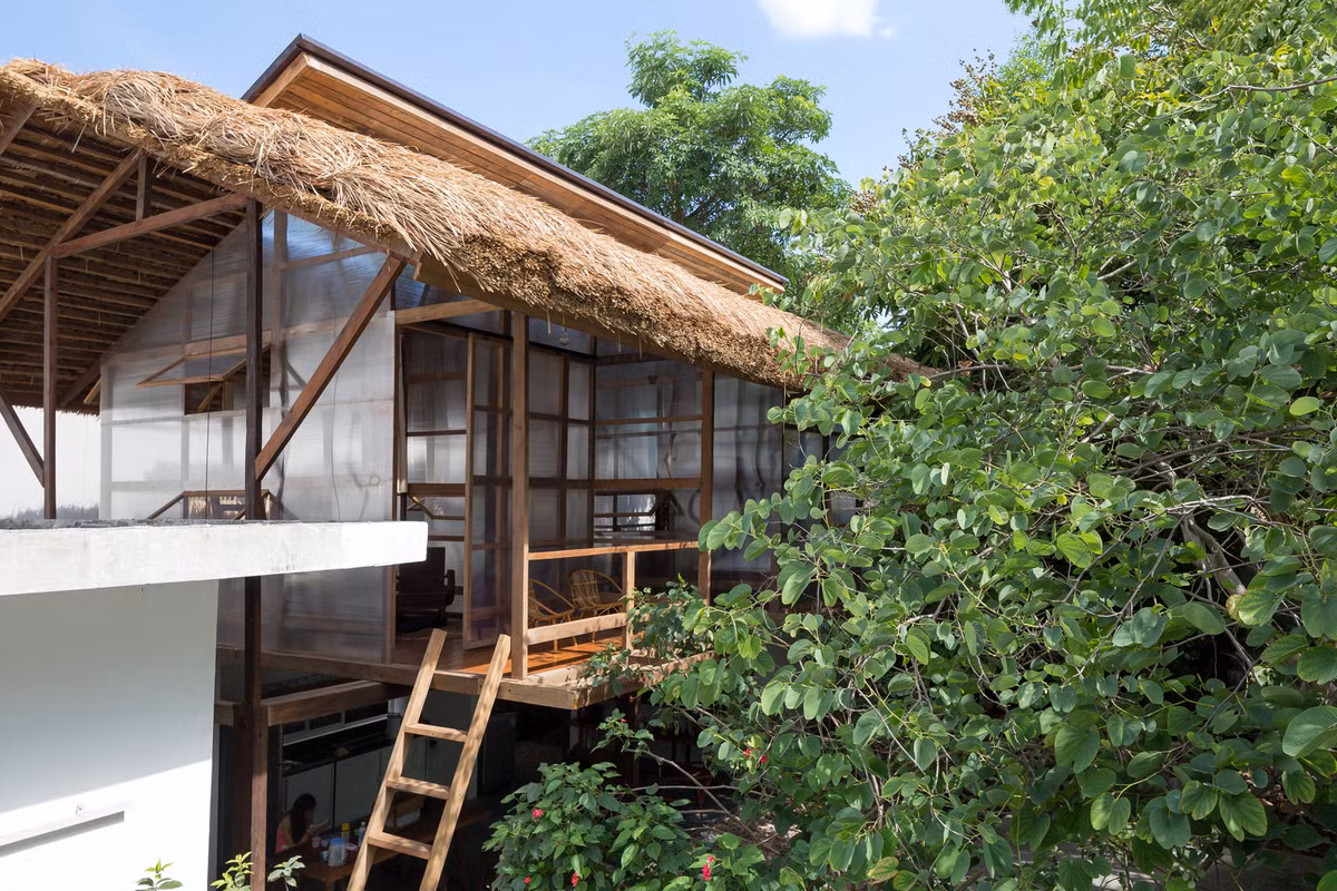 Mái lá tranh cho không gian mát rượi.