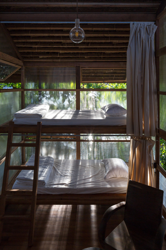 Căn nhà gỗ này là nơi khách du lịch có thể dừng chân nghỉ ngơi trong không gian được bố trí như ký túc xá.