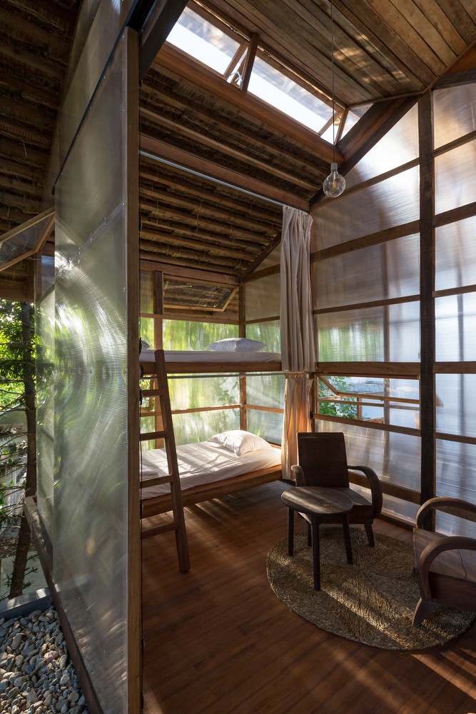 Tấm polycarbonate bao phủ các không gian ngủ.