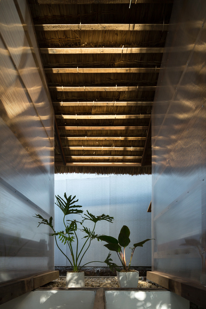 Vật liệu tự nhiên giúp kết nối các không gian bên trong với khu vườn bên ngoài nhưng vẫn giữ được sự kín đáo, riêng tư.
