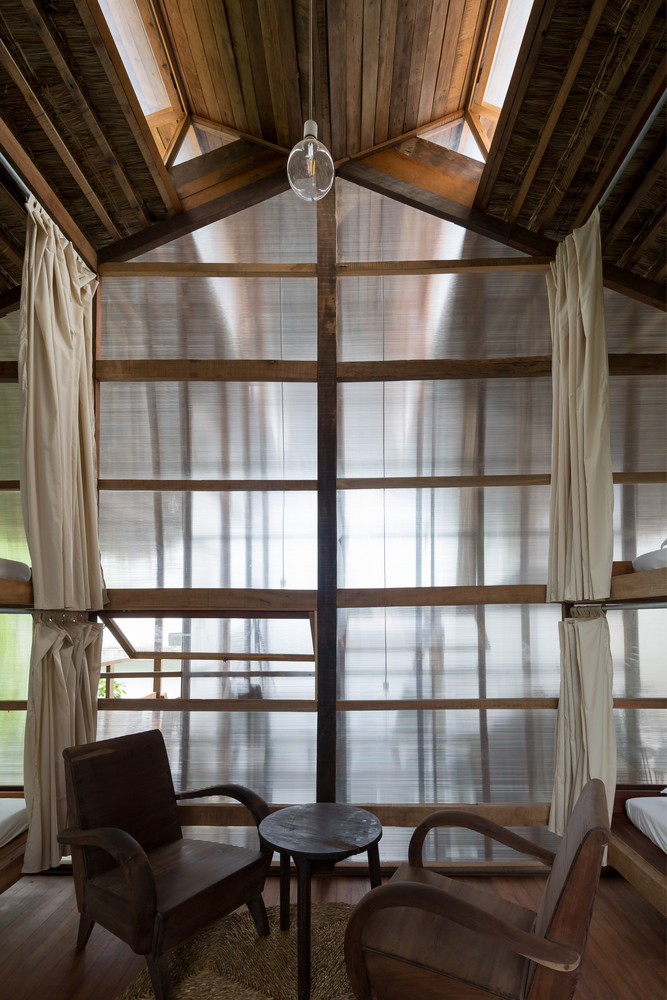 Ngoài việc kết nối với thiên nhiên, công trình còn thân thiện với môi trường do quy trình xây dựng dễ dàng, chi phí xây dựng thấp. Nguồn ảnh: HoangLe Video: Ở nhà lá cổng bê tông: Chuẩn nông thôn mới. Nguồn: VTC1