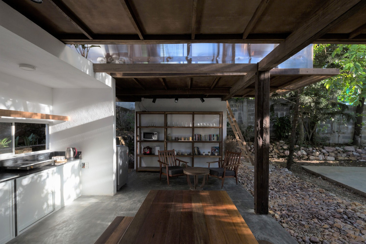  Nhà bếp vừa hiện đại vừa mộc mạc.