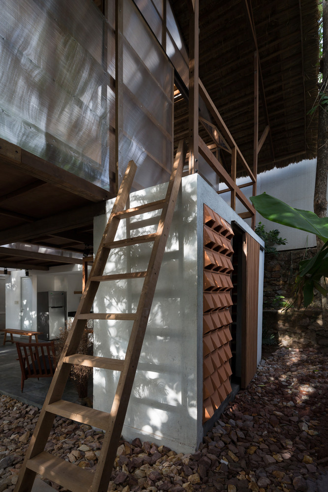 Các khối riêng biệt gồm phòng cho thuê, nhà vệ sinh và bếp được bố trí xuyên suốt 2 tầng, tạo ra các khối mở để dễ dàng giao tiếp với nhau.