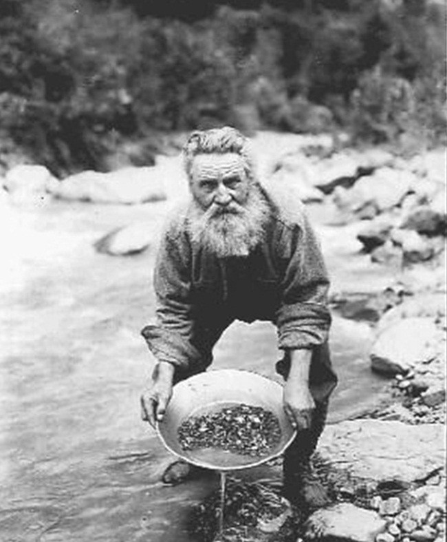 Ước tính khoảng 14.000.000 ounce vàng đã được khai thác từ khu vực này trong đó một nửa đến từ nhánh Bonanza, một phần tư đến từ nhánh Hunker của sông Klondike.