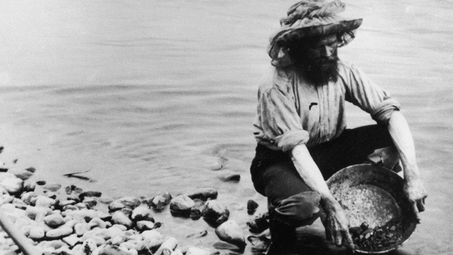 Năm 1896, 3 người gồm Skookum Jim Mason, Dawson Charlie và George Washington Carmack tìm thấy vàng ở một nhánh của sông Klondike (ở phía Tây Yukon, Canada).