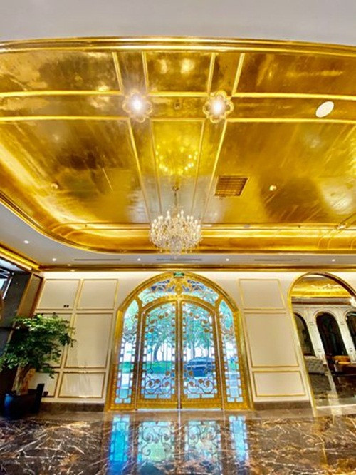 Hà Nội Golden Lake không phải là khách sạn dát vàng đầu tiên trên thế giới, hay thậm chí là không phải đầu tiên ở Hà Nội. Tuy nhiên theo Tập đoàn Hòa Bình, công ty đứng sau dự án, đây là khách sạn đầu tiên trên thế giới có cả ngoại thất và nội thất phủ vàng 24K.