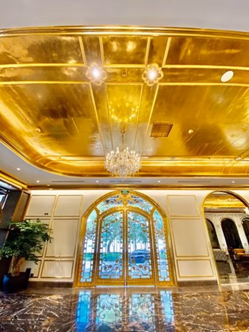 Hà Nội Golden Lake không phải là khách sạn dát vàng đầu tiên trên thế giới, hay thậm chí là không phải đầu tiên ở Hà Nội. Tuy nhiên theo Tập đoàn Hòa Bình, công ty đứng sau dự án, đây là khách sạn đầu tiên trên thế giới có cả ngoại thất và nội thất phủ vàng 24K.