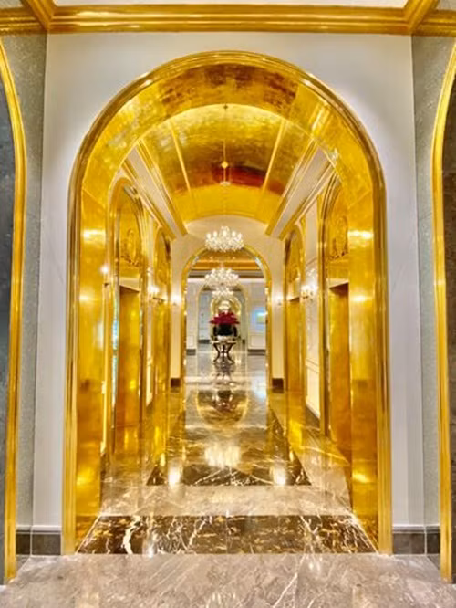 Cụ thể, khách sạn 6 sao này được bao phủ hoàn toàn bằng gạch men nhập khẩu của Nhật Bản và được mạ tẩm vàng 24K thật.